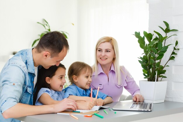 Familie samen internetten in de keuken