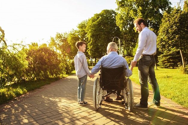 Familie samen. Kleinzoon en zoon bezoeken de oude man.