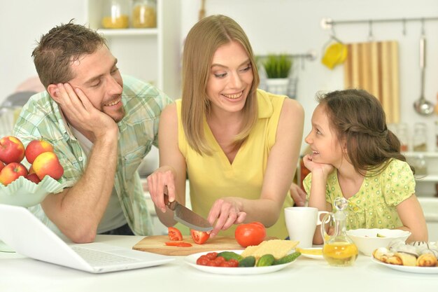 Familie samen koken aan de keukentafel