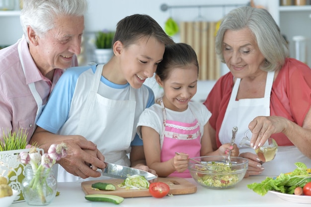 Familie samen koken in de keuken