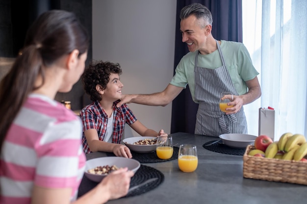Familie samen ontbijten en er gelukkig uitzien