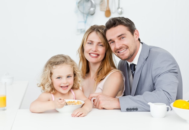 Familie samen ontbijten