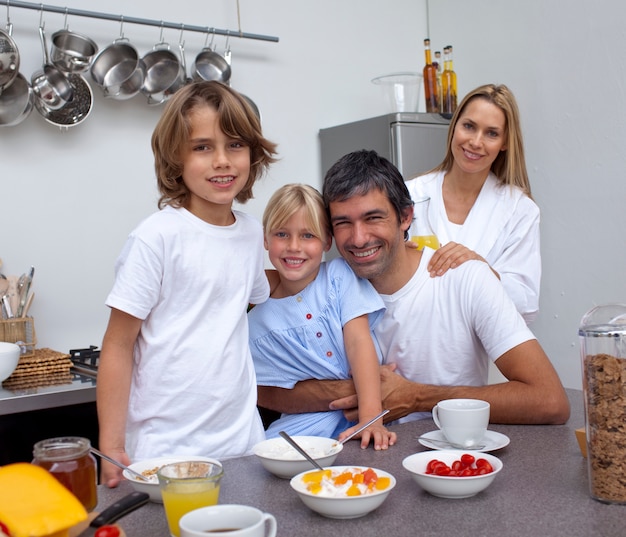 Familie samen ontbijten