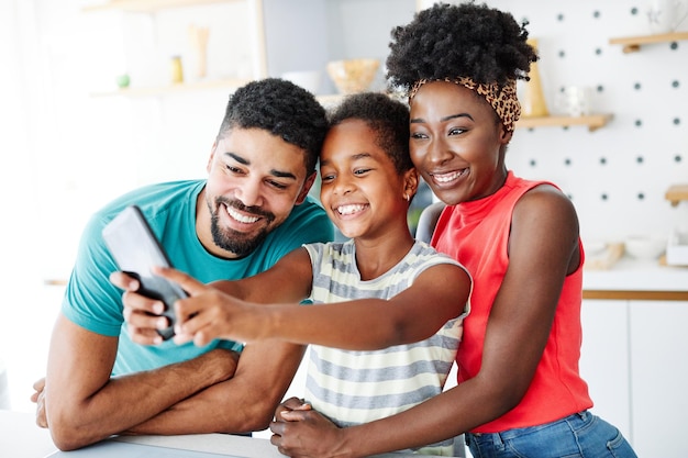 familie selfie foto moeder vader dochter mobiele telefoon camera kind dochter meisje samen gelukkig slim