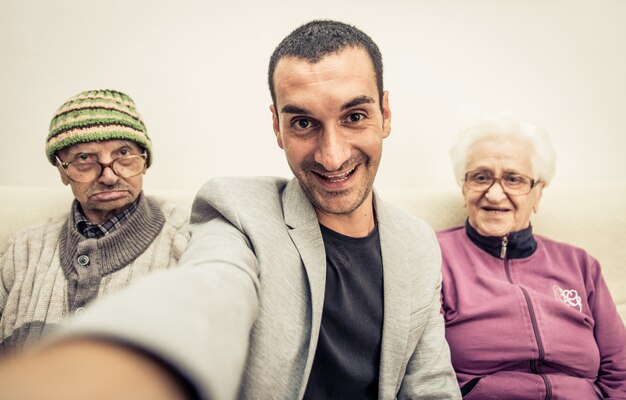 Foto familie selfie met grootouders