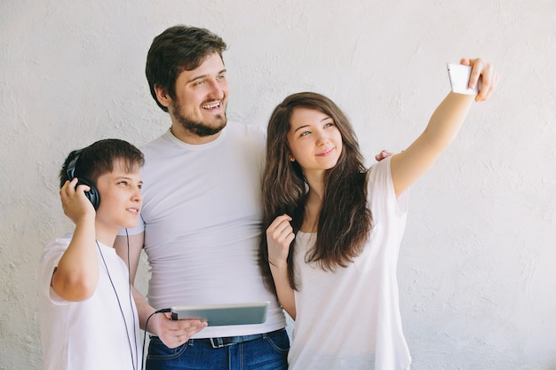 Familie selfie met smartphone maken