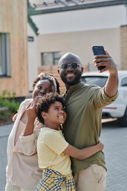 Familie selfie portret buitenshuis maken