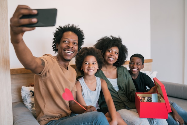 Familie selfie te nemen met de telefoon tijdens het vieren van moederdag.