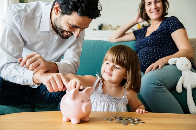 Familie spaarde geld in het spaarvarken.