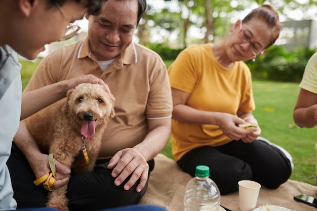 Familie speelt met hond