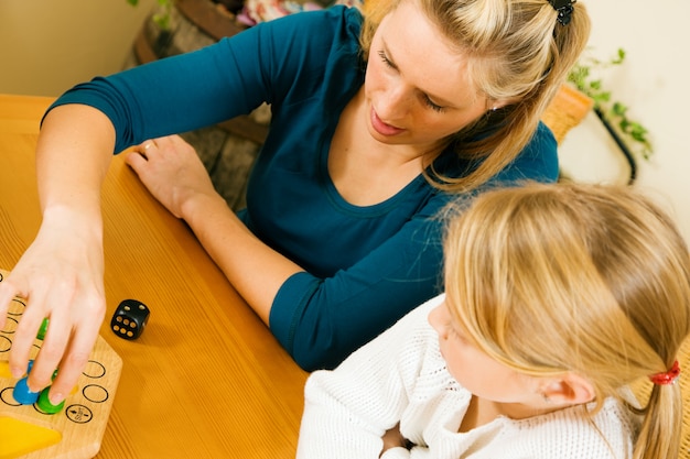 Familie speelt samen Ludo