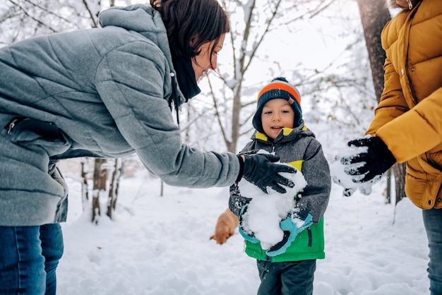 Familie spelen in de sneeuw