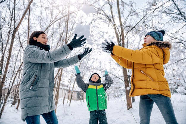 Familie spelen in de sneeuw