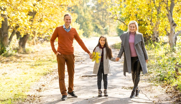 Familie spelen in herfst park plezier.