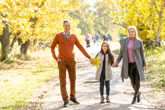 Familie spelen in herfst park plezier.