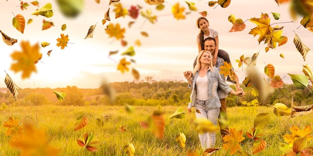 Familie spelen in herfst park plezier.