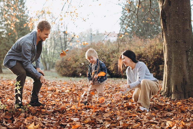 Familie spelen in herfst park plezier