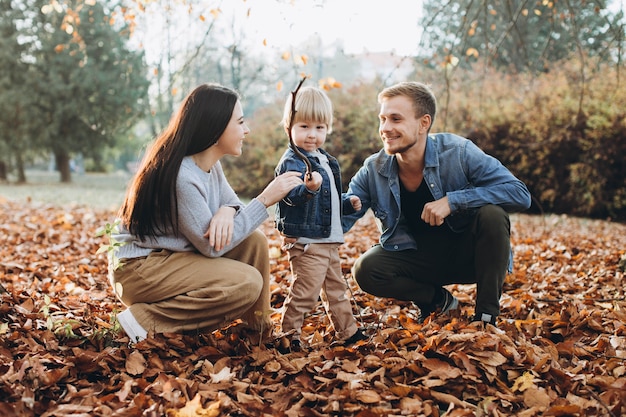 Familie spelen in herfst park plezier