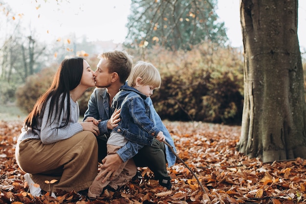 Familie spelen in herfst park plezier