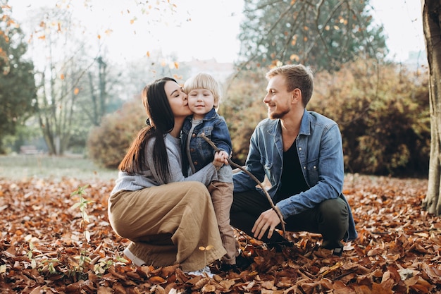 Familie spelen in herfst park plezier