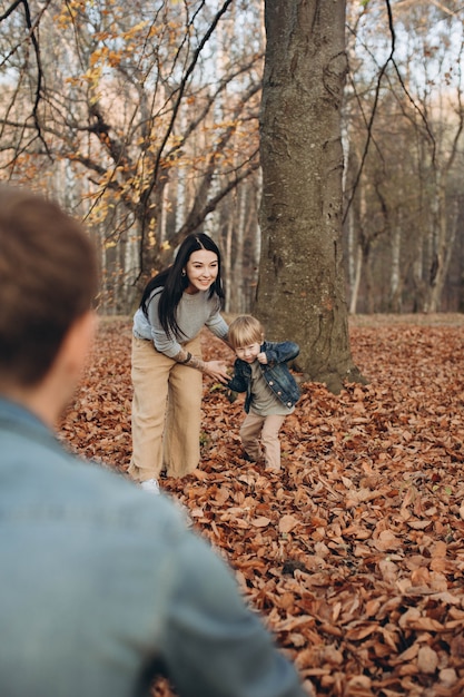 Familie spelen in herfst park plezier