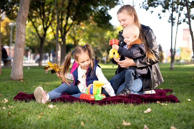 Familie spelen in het park