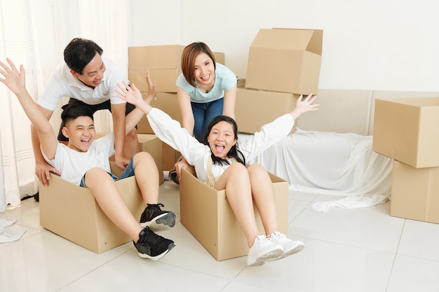 Familie spelen in nieuw huis