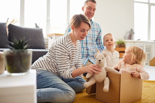 Familie spelen met verhuisdozen