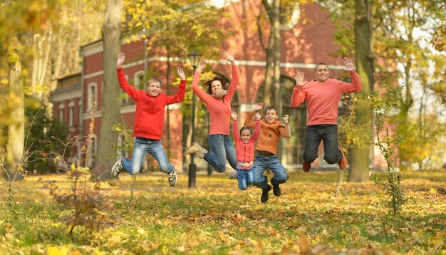 Familie springen in herfst park