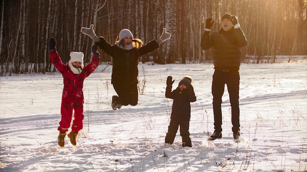 Familie springt in de lucht buiten in de winter