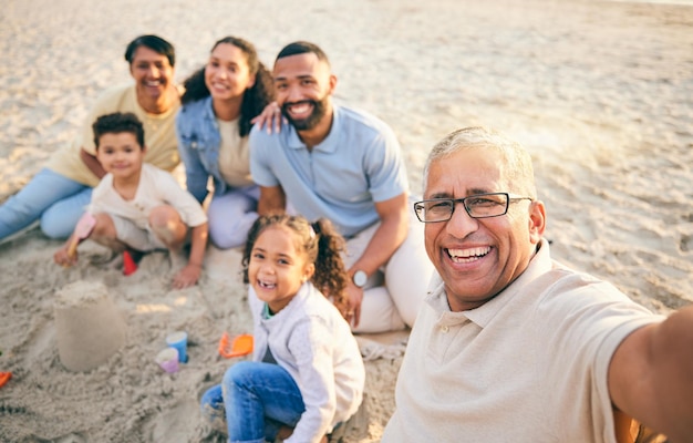 Familie strand selfie en kinderen grootouders en portret in zand voor vakantie Mexico vakantie of games Speel kasteel en gelukkige oma in profielfoto van moeder vader en kinderen buiten door oceaan