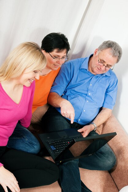 Familie surfen op het net