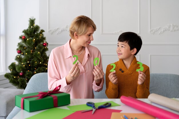 Familie thuis die oudejaarsavond viert