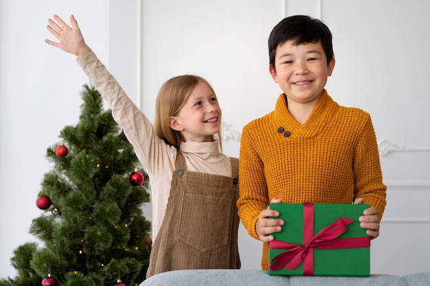 Familie thuis die oudejaarsavond viert