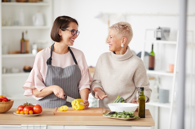 Familie thuis koken samen