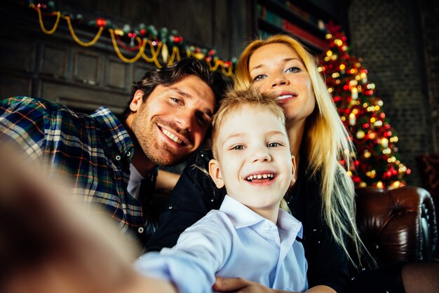 Foto familie thuis portret. ouders en zoon samen tijd doorbrengen