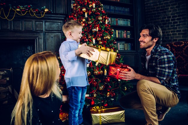 Familie thuis portret. Ouders en zoon samen tijd doorbrengen