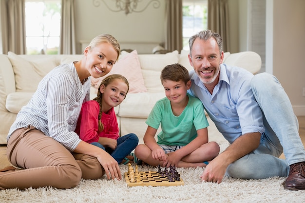 Familie thuis schaken samen in de woonkamer