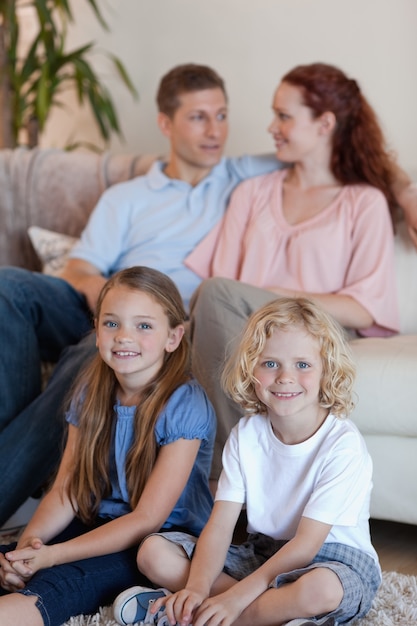 Familie tijd doorbrengen voor de tv