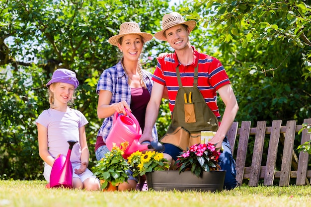 Familie tuinieren in tuin werken