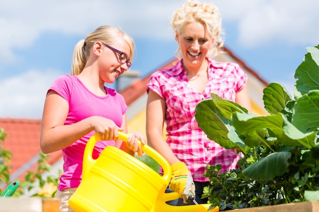 Familie tuinieren voor hun huis