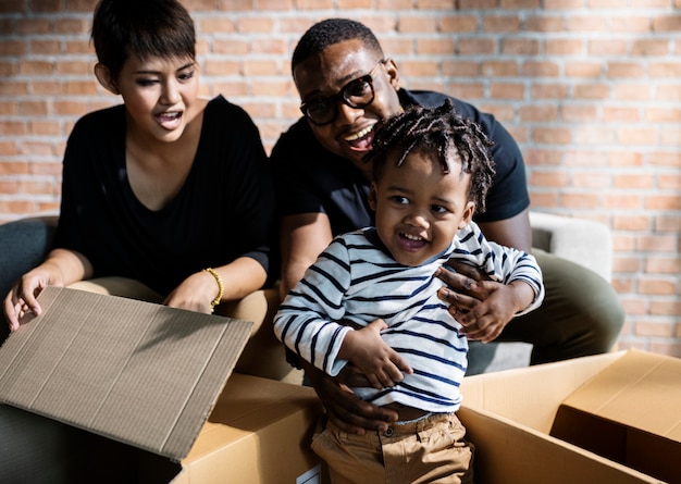 Familie uitpakken samen op een nieuwe plaats