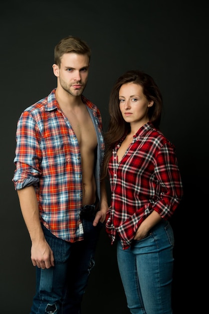 Familie uitstraling. gelijkaardige outfits. paar dragen geruite shirts. rustieke hipsterstijl. knappe man en vrouw die op elkaar lijken in kleding in gezinsstijl. casual en comfortabel. familie poseren fotosessie.