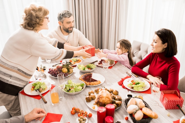 Familie uitwisselen presenteert boven tafel