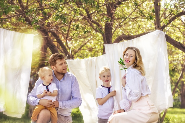 Familie vader moeder en twee zonen mooi en gelukkig samen hangen schone was in de tuin