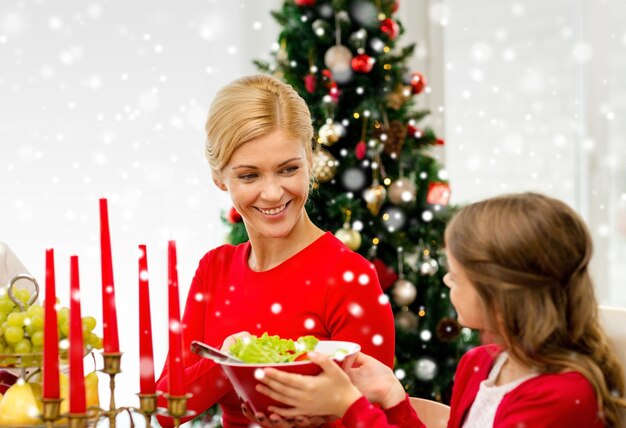 familie, vakantie, generatie, kerstmis en mensenconcept - glimlachende familie die thuis dineert