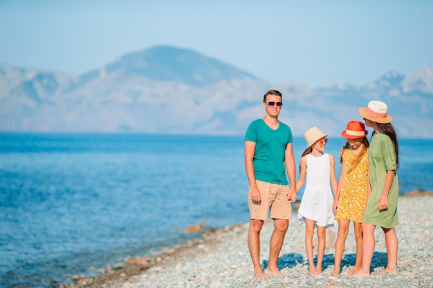 Familie vakantie. ouders met kinderen op het strand