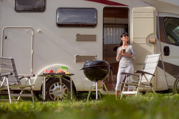 Familie vakantie reizen rv, vakantie reis in camper, caravan auto vakantie. picknick met buitenbarbecue.