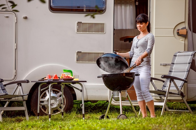 Foto familie vakantie reizen rv, vakantie reis in camper, caravan auto vakantie. picknick met buitenbarbecue.
