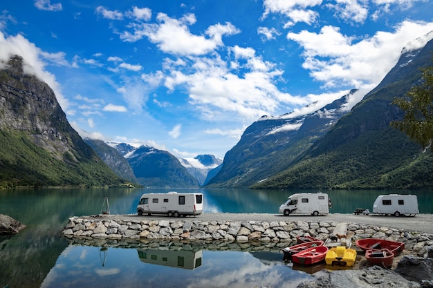 Familie vakantie reizen RV, vakantie reis in camper, Caravan auto Vakantie. Prachtige natuur Noorwegen natuurlijke landschap.